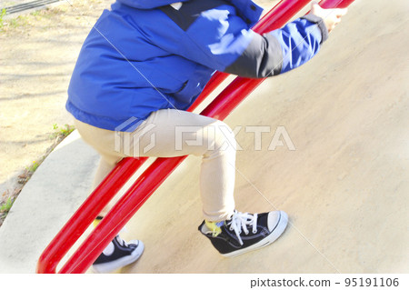 Child climbing a stick (4 years old / boy) 95191106