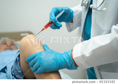 Asian doctor inject Hyaluronic acid platelet rich plasma into the knee of senior woman to walk without pain. 95191585