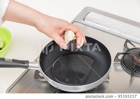 [Make fried eggplant stir-fried eggplant] 95193157