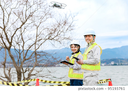 操作無人機的工人 操作無人機的工人 95193761