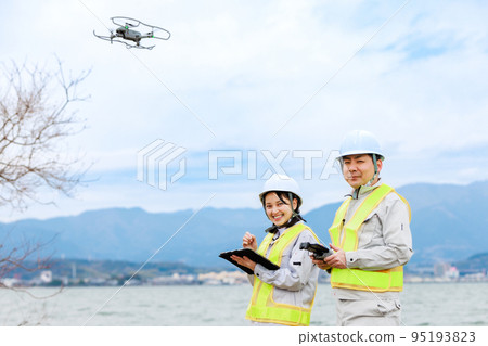 操作無人機的工人 95193823