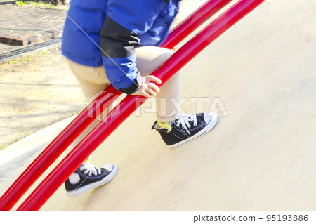 Child climbing a stick (4 years old / boy) 95193886