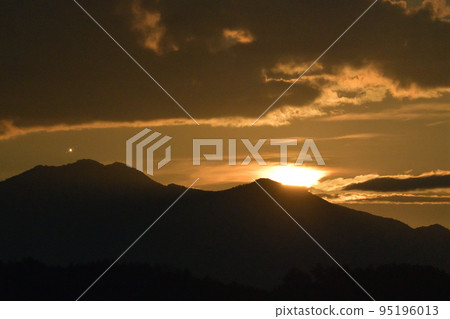 Hakushu Town, Hokuto City, Jupiter rising with the moon on the 16th night of September approaches 95196013