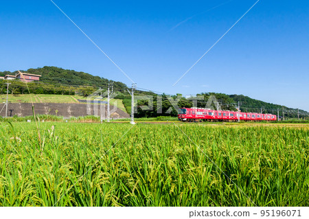 [Meitetsu Nagoya Main Line] Local train running through rural scenery 95196071