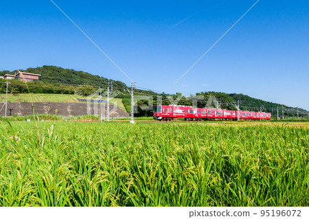 [Meitetsu Nagoya Main Line] Local train running through rural scenery 95196072