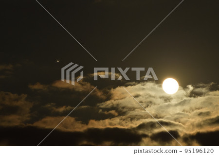 Hakushu-cho, Hokuto City, Jupiter coming close to the moon on the 16th night of September peeks out from the clouds 95196120