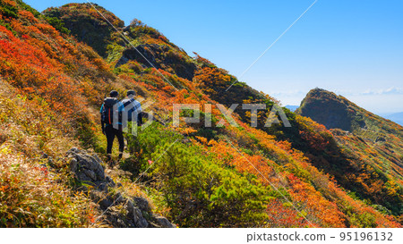 Climbers walking along the ridgeline of Mt. Climbers walking along the ridgeline of Mt. 95196132