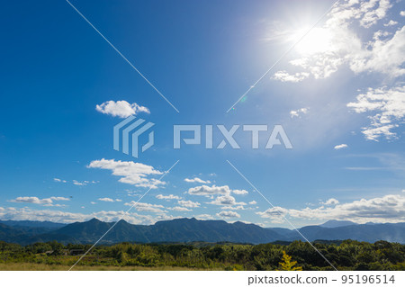 Grasslands and mountains (Yufu City, Oita Prefecture) 95196514