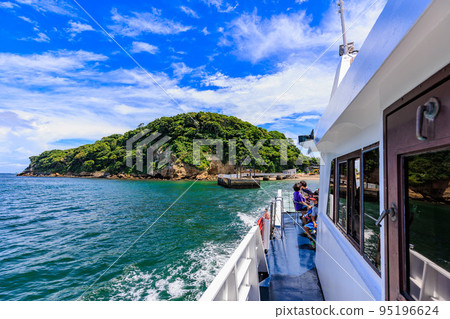Yokosuka City, Kanagawa Prefecture Sarushima Island and Sarushima Pier seen from a pleasure boat Yokosuka City, Kanagawa Prefecture Sarushima Island and Sarushima Pier seen from a pleasure boat 95196624