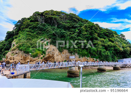 從遊船看到的神奈川縣橫須賀市猿島和猿島碼頭 95196664