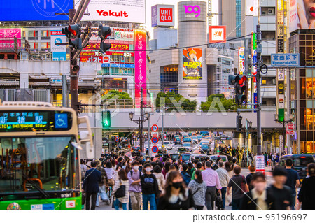 Tokyo cityscape in Japan Elimination of immigration restrictions, lifting of the ban on individual travel by foreigners ... Many people in Shibuya / Miyamasuzakashita = October 11 95196697