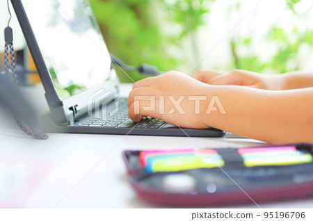 操作個人電腦的女孩的手 操作個人電腦的女孩的手 95196706