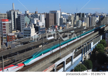 E5 Series Shinkansen + E56 Series Shinkansen running on a viaduct with the city center in the background_Photographed on September 10, 2022 E5 Series Shinkansen + E56 Series Shinkansen running on a viaduct with the city center in the background_Photographed on September 10, 2022 95196774