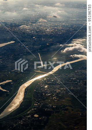Landscape seen from the window of an airplane (Tone River and Toride Green Sports Park) Vertical composition 95196785