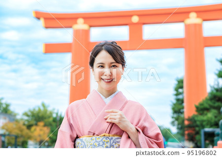 在大鳥居前享受京都觀光的和服女子 95196802