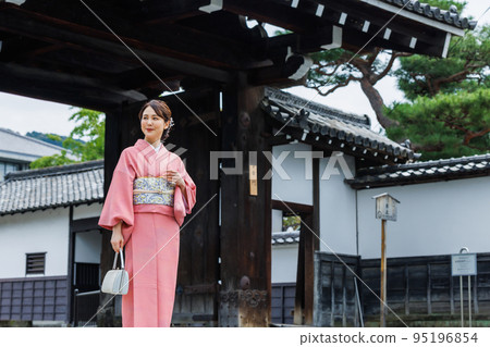 一位穿著和服在京都觀光的年輕女子 95196854