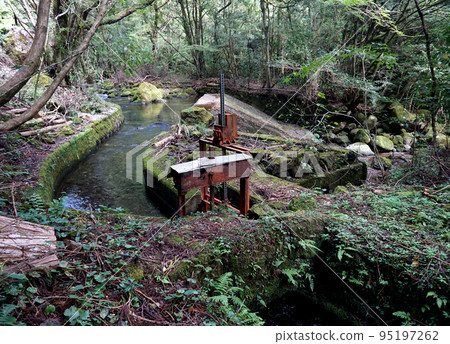 從山澗中引出的農業灌溉渠 熊本縣山中市農業灌溉渠的起點 95197262
