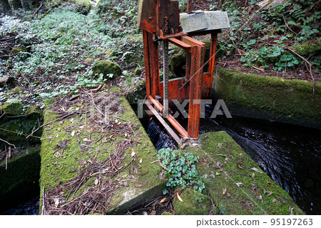 從山澗中引出的農業灌溉渠 熊本縣山中市農業灌溉渠的起點 95197263