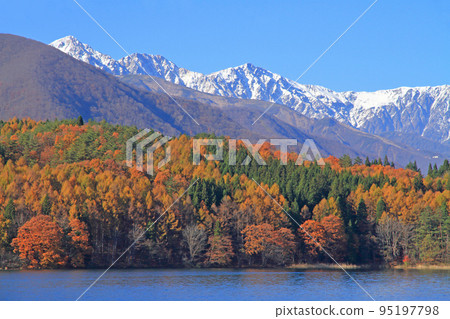 青木湖在深秋和白馬宮山 95197798