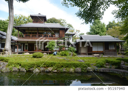 京都左京區下鴨舊三井家下鴨別墅,從花園俯瞰主屋和茶室 京都左京區下鴨舊三井家下鴨別墅,從花園俯瞰主屋和茶室 95197940