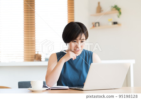 Woman working in the living room 95198128