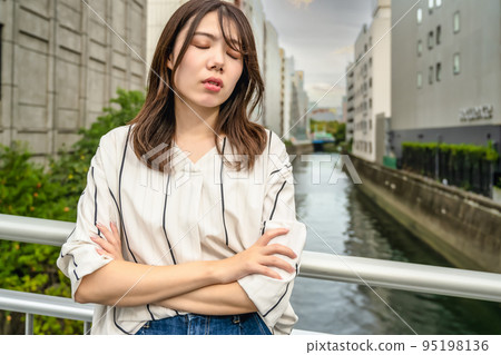 A young woman with a troubled expression Korakubashi A young woman with a troubled expression Korakubashi 95198136