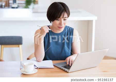 Woman working in the living room 95198137