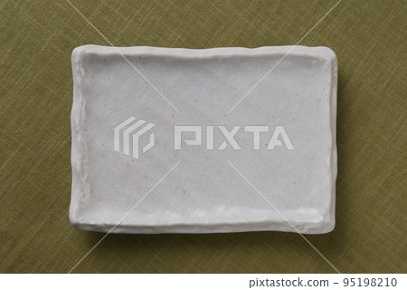 從上面看到的白色方形盤子 95198210
