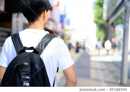Young man's back portrait 95198504
