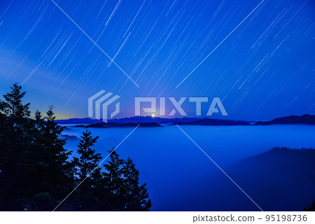 Sea of clouds and star trails in Nosegawa Village 95198736
