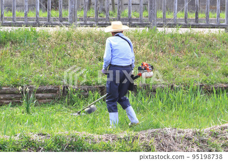 Senior to mowing Senior to mowing 95198738