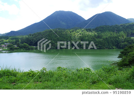 View of Mt. Sanbe Ukifu Pond 95198859