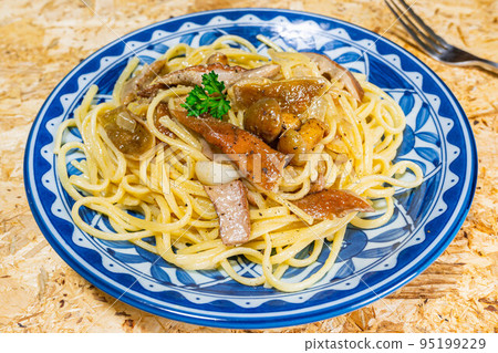 天然蘑菇意大利面 95199229