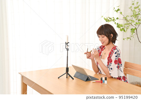 Woman live-streaming cosmetics 95199420