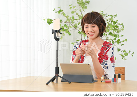 Woman live-streaming cosmetics Woman live-streaming cosmetics 95199425