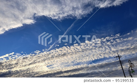 Scale clouds and blue sky 95199533