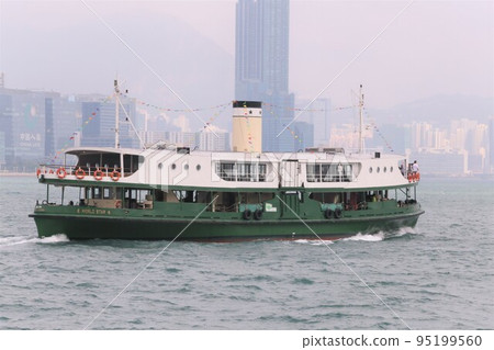 航行通過維多利亞海灣的星輪渡在香港 95199560