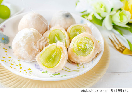 Handmade Grape Daifuku Handmade Grape Daifuku 95199582