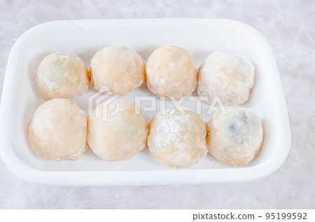 Microwave-made fruit daifuku Microwave-made fruit daifuku 95199592