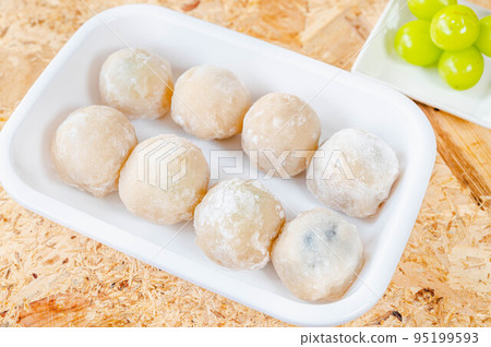 Microwave-made fruit daifuku 95199593