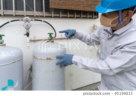 檢查丙烷氣的商人 95199815