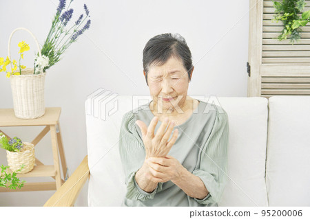 客廳里手麻的老婦人 95200006