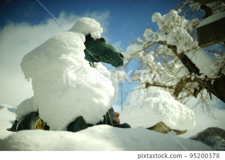 滋賀縣近江長岡長岡神社的一尊被雪覆蓋的神馬雕像 滋賀縣近江長岡長岡神社的一尊被雪覆蓋的神馬雕像 95200378