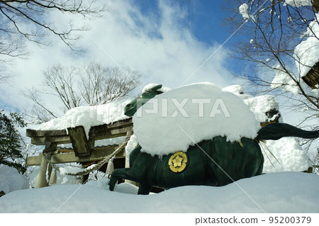 滋賀縣近江長岡長岡神社的一尊被雪覆蓋的神馬雕像 滋賀縣近江長岡長岡神社的一尊被雪覆蓋的神馬雕像 95200379