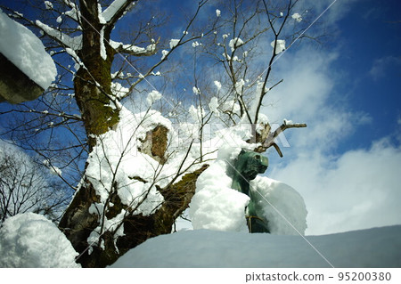 滋賀縣近江長岡長岡神社的一尊被雪覆蓋的神馬雕像 滋賀縣近江長岡長岡神社的一尊被雪覆蓋的神馬雕像 95200380