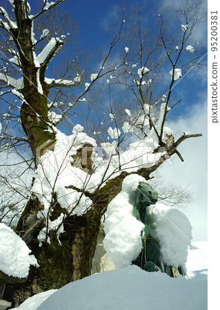 A sacred horse statue covered in snow at Nagaoka Shrine in Omi-Nagaoka, Shiga A sacred horse statue covered in snow at Nagaoka Shrine in Omi-Nagaoka, Shiga 95200381