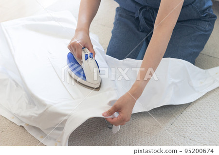 熨襯衫的女人 95200674