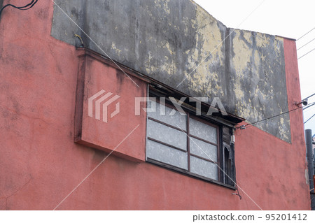 Dilapidated house 95201412