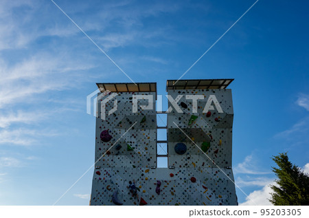 [Japan] Autumn sky and bouldering wall at dusk 95203305