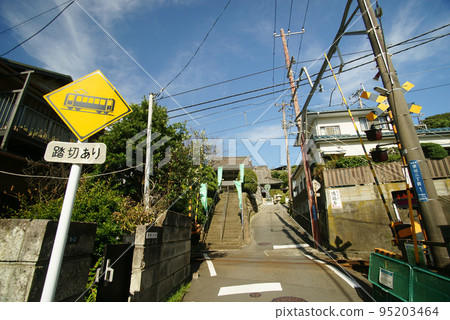 Enoden railroad crossing in front of Manpukuji Temple 95203464